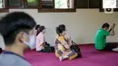 Umat Buddha mengikuti peringatan Hari Trisuci Waisak 2565 Tahun Buddhis di Vihara Jakarta Dhammacakka Jaya, Rabu (26/5/2021). Pelaksanaan upacara Trisuci Waisak 2565/2021 dirayakan oleh umat Buddha secara terbatas dengan menerapkan protokol kesehatan secara ketat. (Liputan6.com/Faizal Fanani)