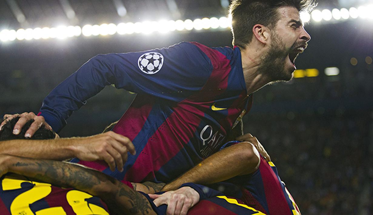 Gerard Pique ikut merayakan gol kemenangan bersama rekan setim lainnya. (EPA/Alejandro Garcia)