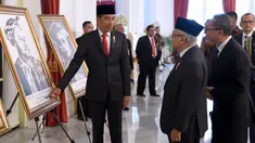 Presiden Joko Widodo (kiri) menunjukkan foto Sultan Himayatuddin Muhammad Saidi kepada Wakil Presiden Ma'ruf Amin di Istana Negara, Jakarta, Jumat (8/11/2019). Himayatuddin mendapat gelar Pahlawan Nasional berdasarkan Keppres Nomor 120/TK/Tahun 2019. (Foto: Lukas-Biro Pers Sekretariat Presiden)