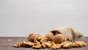 Kacang kenari dan almod bisa menjadi camilan yang sehat untuk otak. (Foto: Freepik/KamranAydinov)