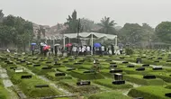 Suami Najwa Shihab, Ibrahim Sjarief Assegaf dimakamkan di tempat pemakaman umum (TPU) Jeruk Purut, Rabu (21/5/2025). (Liputan6.com/Muhammad Radityo Priyasmoro)