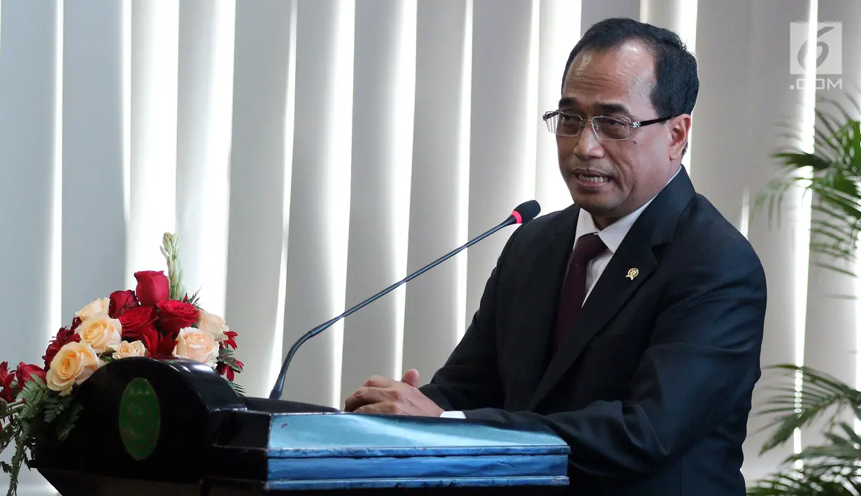 Menteri Perhubungan Budi Karya Sumadi menyampaikan keterangan saat penandatanganan nota kesepahaman di Jakarta, Kamis (1/3). Nota kesepahaman ini juga diharapkan dapat menjadi payung hukum bagi pelaksanaan kerja sama tersebut. (Liputan6.com/JohanTallo)
