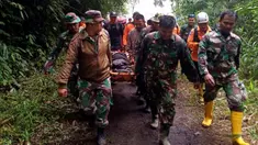 Tim penyelamat membawa seorang pendaki yang terluka akibat letusan Gunung Marapi di Agam, Sumatera Barat, Indonesia, Senin (4/12/2023). Pihak berwenang Indonesia pada Senin menghentikan pencarian 12 pendaki setelah gunung berapi Gunung Marapi meletus lagi, mengeluarkan semburan abu panas baru setinggi 800 meter (2.620 kaki) ke udara, kata para pejabat. (AP Photo/Givo Alputra)