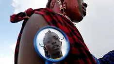 Seorang suku Maasai berias saat persiapan Olimpiade Masai 2016 di cagar alam Sidai Oleng, kaki Gunung Kilimanjaro dekat perbatasan Kenya-Tanzania (10/12). (Reuters/Thomas Mukoya)
