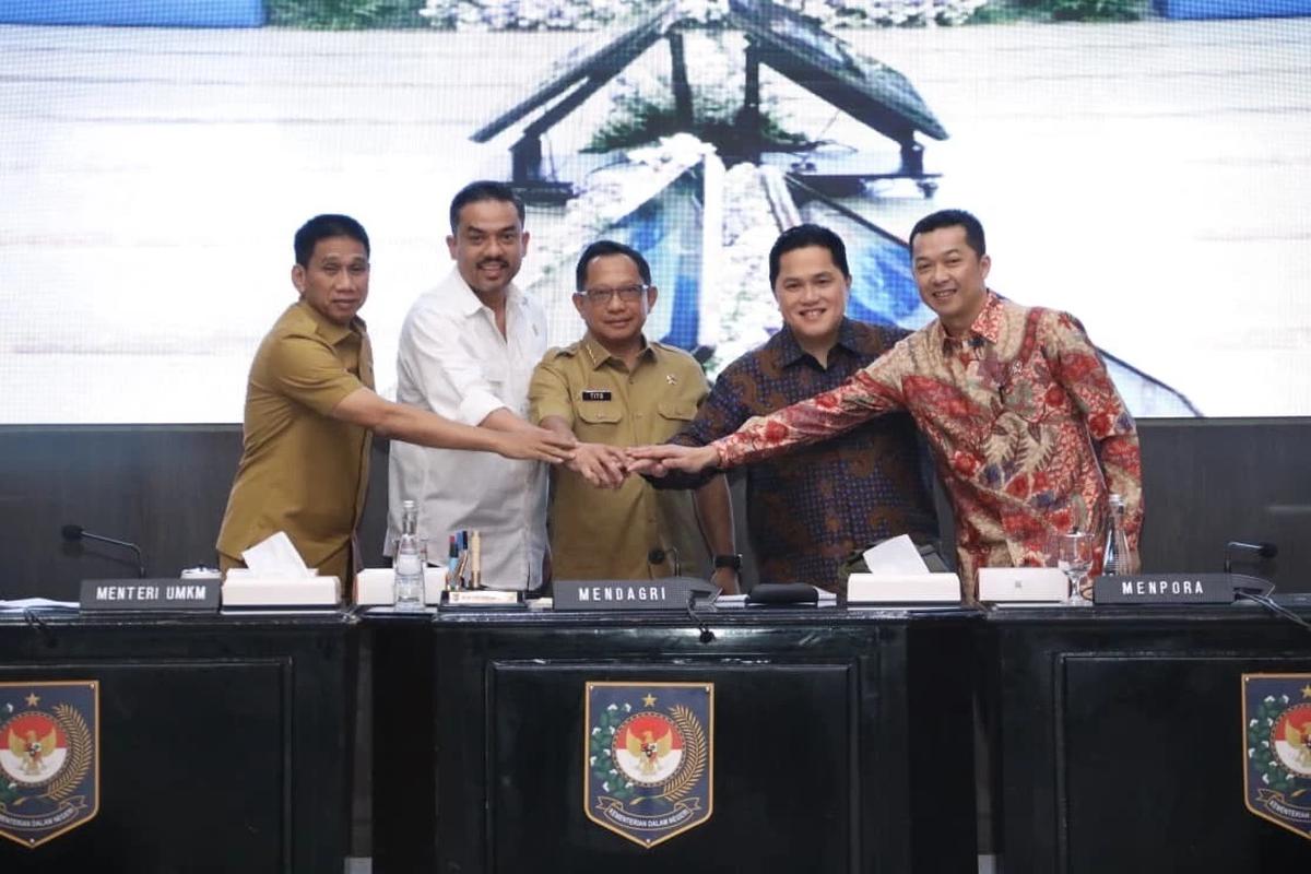 Penandatanganan MoU antara Kemendagri, Kemenpora dan Kementerian UMKM tentang Sinergi Pengelolaan dan Pemanfaatan Sarpras Olahraga Pusat dan Daerah