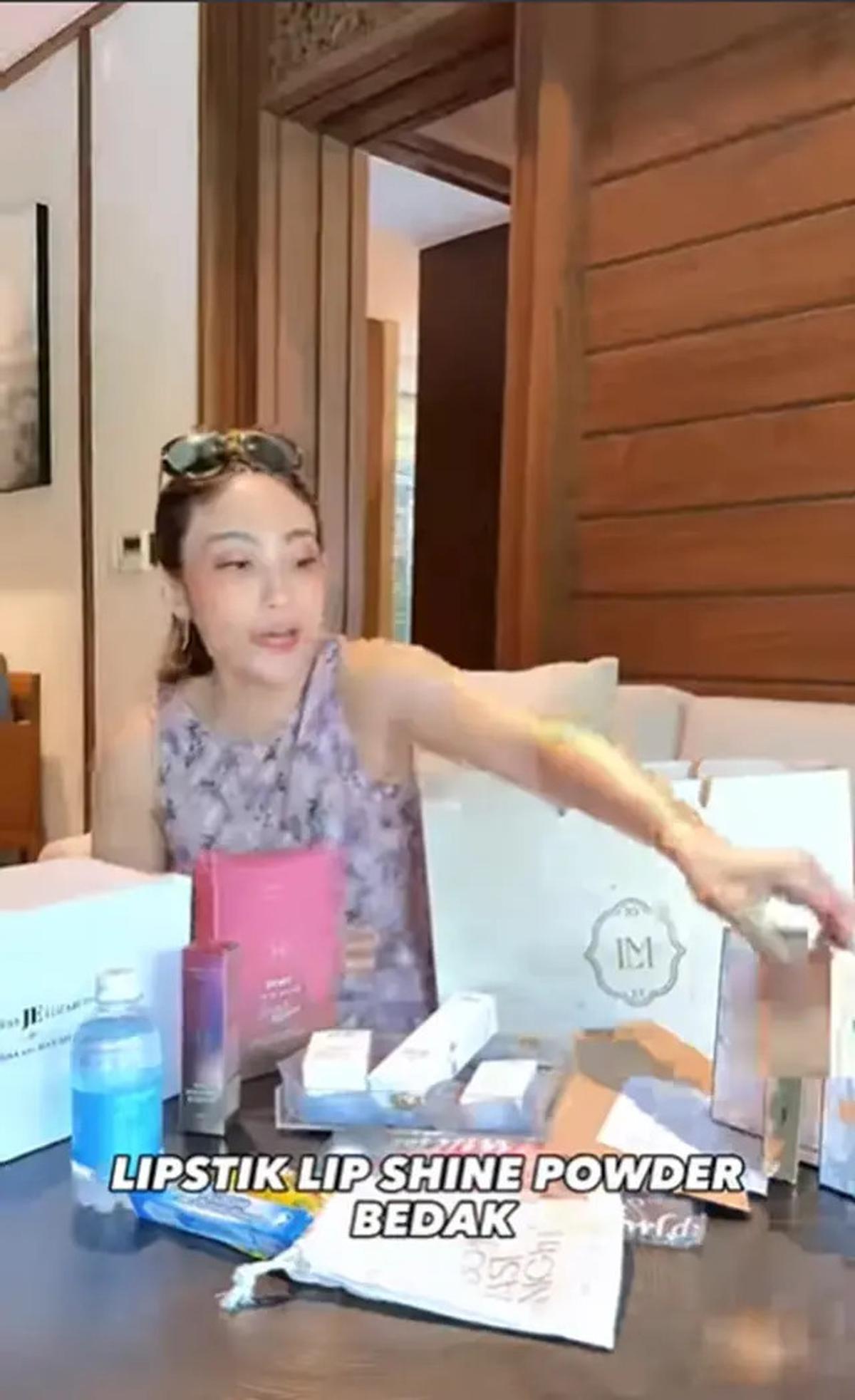 Intip Pilihan Souvenir Bridesmaid ala Luna Maya, Mulai dari Skincare hingga High Heels
