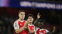 Viktor Gyoekeres bertepuk tangan kepada pendukung di akhir laga Liga Champions antara Arsenal dan Atletico Madrid di London, Inggris, 21 Oktober 2025. (AP Photo/Alastair Grant)