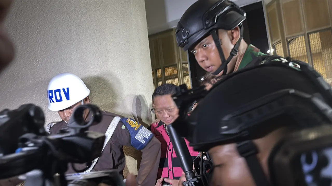 7 Jam Diperiksa, Febrie Adriansyah Dikawal Ketat saat Keluar Gedung Kejagung