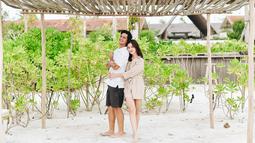 Namun ternyata di sisi lain, Surya Insmonia termasuk pria yang romantis pada sang istri, Tyara Renata yang juga sempat aktif membintangi berbagai judul FTV. (FOTO: instagram.com/tyararenata/)