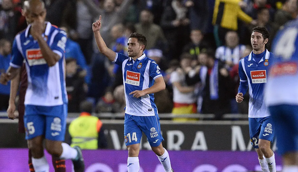 Pemain Espanyol, Oscar Melendo (tengah) merayakan golnya ke gawang Barcelona pada laga Cpa Del Rey di RCDE Stadium, Cornella de Llobregat, (17/1/2018). Barcelona kalah 0-1. (AFP/Josep Lago)