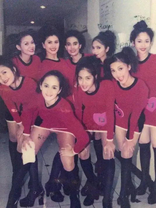 Sedangkan di kariernya, Della merintis karier sebagai juara feminim lomba foto  action Malibu di tahun 1997. Setelah itu, wajah cantiknya kerap menghiasi sampul majalah. Di sinetron, ia terlibat di sinetron Tali Kasih sebagai Maria pada tahun 2000. Masih di tahun yang sama, ia juga terlibat di sinetron Dewi Fortuna sebagai Sofie. [Instagram/@dellapuspita00]