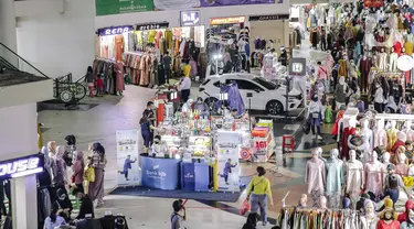 Suasana Pasar Tanah Abang di Jakarta, Minggu (10/10/2021). Dilonggarkannya kebijakan PPKM di Jakarta membuat aktivitas perdagangan di Pasar Tanah Abang kembali bangkit. (Liputan6.com/Faizal Fanani)