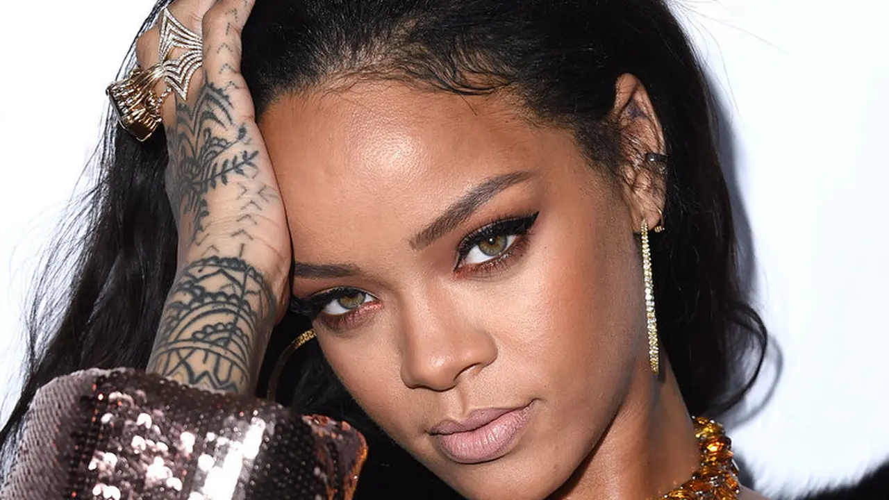 Nggak Pede dengan Kulit Hitam? Coba Deh Belajar dari Rihanna