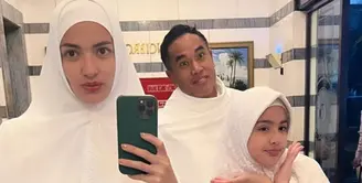 Nia Ramadhani membagikan momen umrahnya bersama suami dan putri sulung melalui Instagram Story belum lama ini. Aktris sekaligus presenter itu bersyukur bisa menjalankan umrah di bulan Ramadhan, tak lupa ketiganya berdoa agar ibadah mereka di Tanah Suci diterima Yang Maha Kuasa.(Liputan6.com/IG/@ramadhaniabakrie)