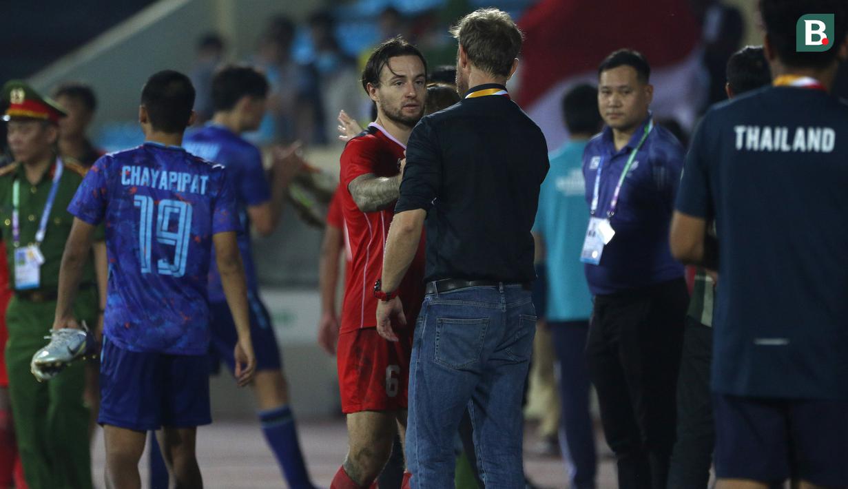 Pemain Timnas Indonesia U-23, Marc Klok disalami pelatih Thailand Alexander Polking. (Bola.com/Ikhwan Yanuar)