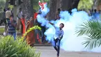 Mahasiswa melempar tabung gas air mata saat unjuk rasa yang berujung bentrok di Kolombo, Sri Lanka, Rabu (17/5). Mereka menolak universitas medis swasta yang dianggap membahayakan tradisi pendidikan yang didanai pemerintah. (AP/Eranga Jayawardena)