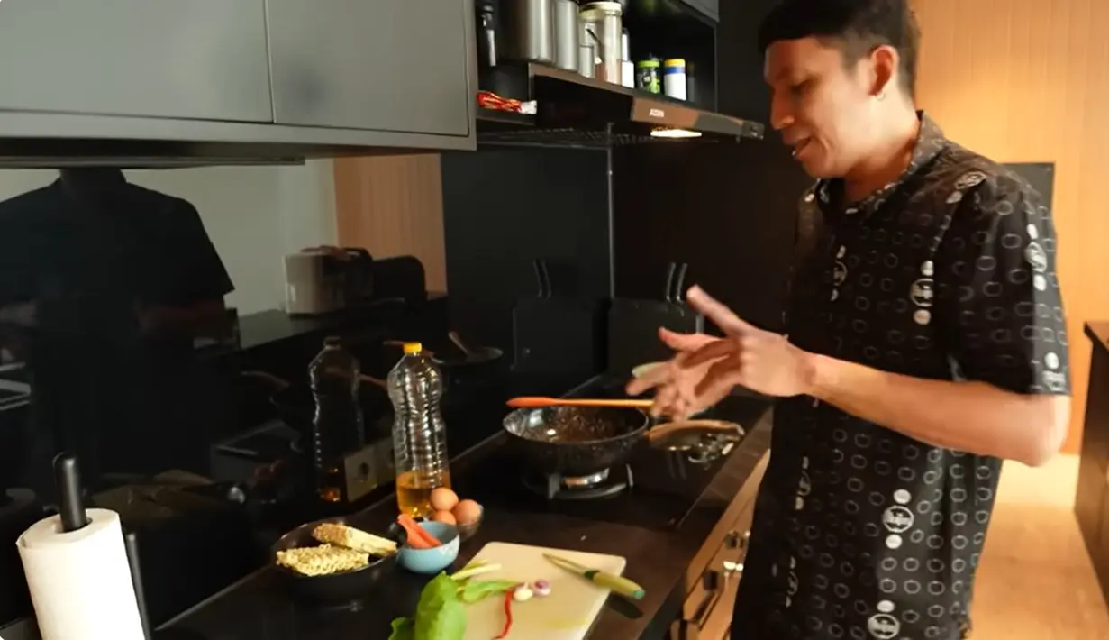 Desta menjelaskan bahwa selama ini melarang anaknya makan mie tiap hari atau terlalu sering makan mie. Sedangkan pada momen tersebut, Desta memasak sendiri untuk ketiga anaknya atau disebut dengan trio strong. [Youtube/Trio Strong Family]