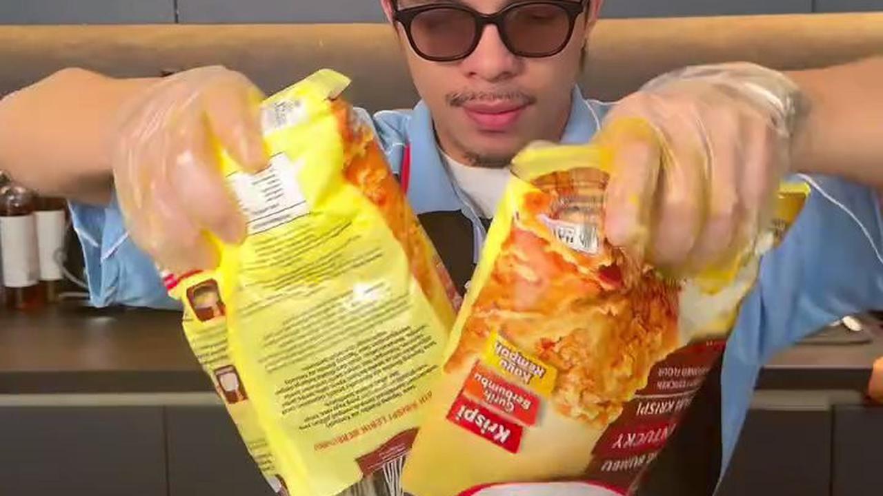 7 Potret Atta Halilintar Masak untuk Dibagikan Di Jumat Berkah, Goreng Ayamnya Pakai Helm