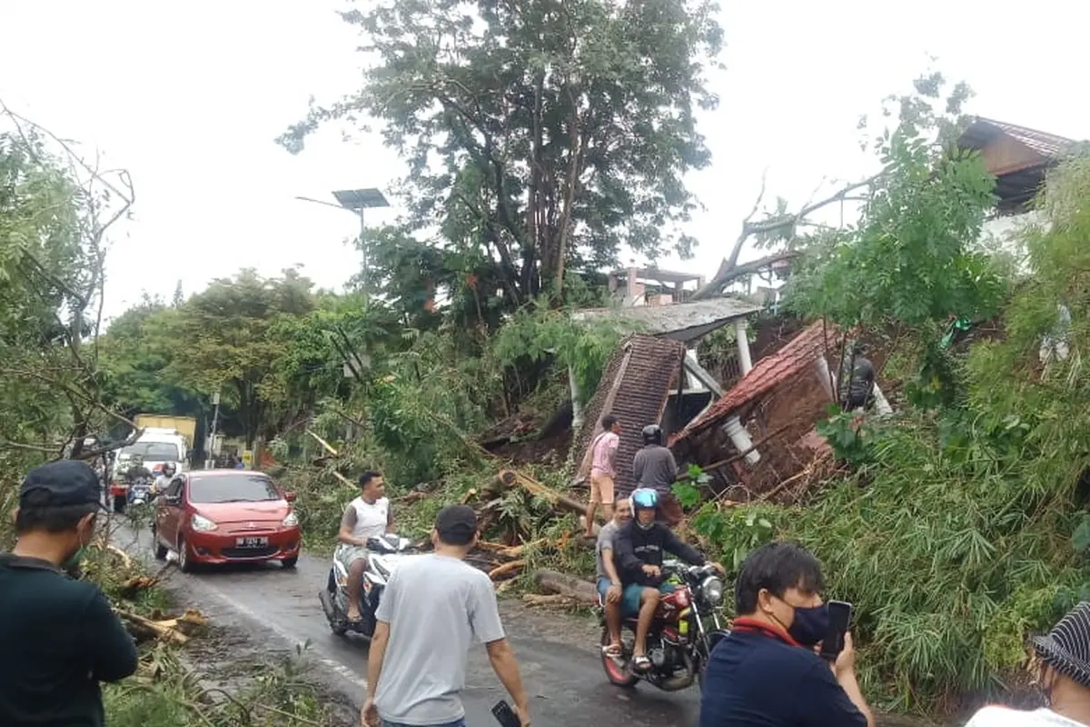 Longsor menyebabkan lahan pekuburan yang berada di daerah yang lebih tinggi itu ambruk ke Jalan Raya Manado – Tomohon. Material berupa tanah, dan batu tumpah ke jalan, yang menyebabkan kemacetan.