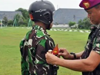 Citizen6, Sidoarjo: Latihan penguasaan udara yang akan dijalani selama enam minggu. Bagi 40 siswa calon Pasukan Elit TNI AL yang terdiri dari 27 siswa Diktaifib dan 13 siswa Dikpask. (Pengirim: Penkobangdikal)