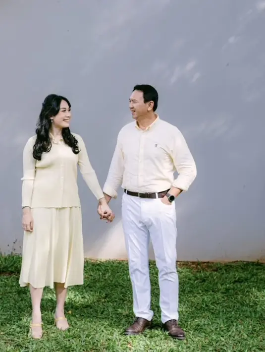 Foto berdua sang suami, Ahok, Puput pun tampil anggun mengenakan atasan kemeja knit kuning dipasu roknya.  [@btpnd]