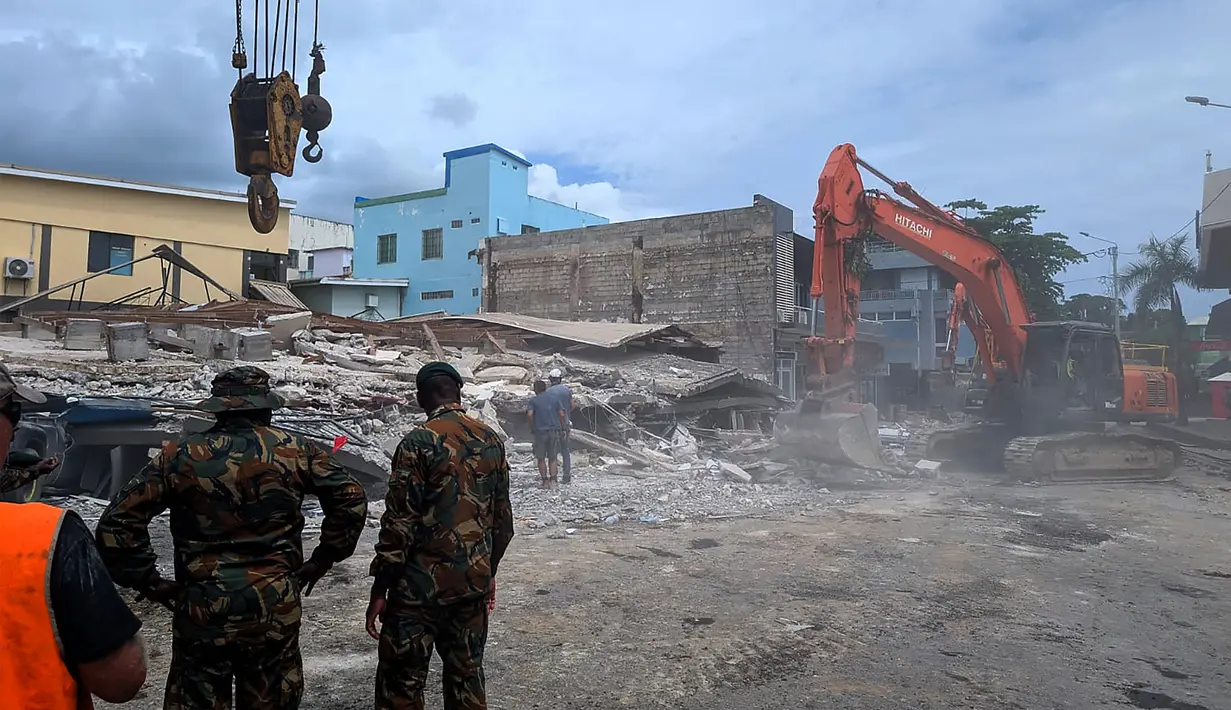 Sedikitnya 14 orang tewas dan beberapa lainnya tertimbun reruntuhan dan longsor, setelah gempa bumi dahsyat mengguncang Port Vila, Vanuatu. (Foto oleh AFP)