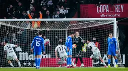 Pemain Real Madrid tampak lesu setelah gawangnya dibobol Albacete pada laga babak 16 besar Copa del Rey di Estadio Carlos Belmonte, Kamis, (15/1/2026).