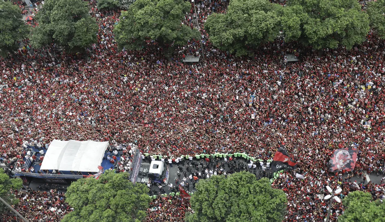 Suporter Flamengo memenuhi jalanan merayakan timnya meraih Juara Copa Libertadores di Rio de Janeiro, Brasil (24/11/2019). Flamengo berhasil mengalahkan klub dari Argentina, River Plate 2-1 pada babak Final Copa Libertadores di Lima. (AP Photo/Silvia Izquierdo)