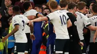 Pada jeda turun minum di laga Chelsea vs Tottenham Hotspur terjadi kericuhan di pinggir lapangan yang melibatkan beberapa pemain.