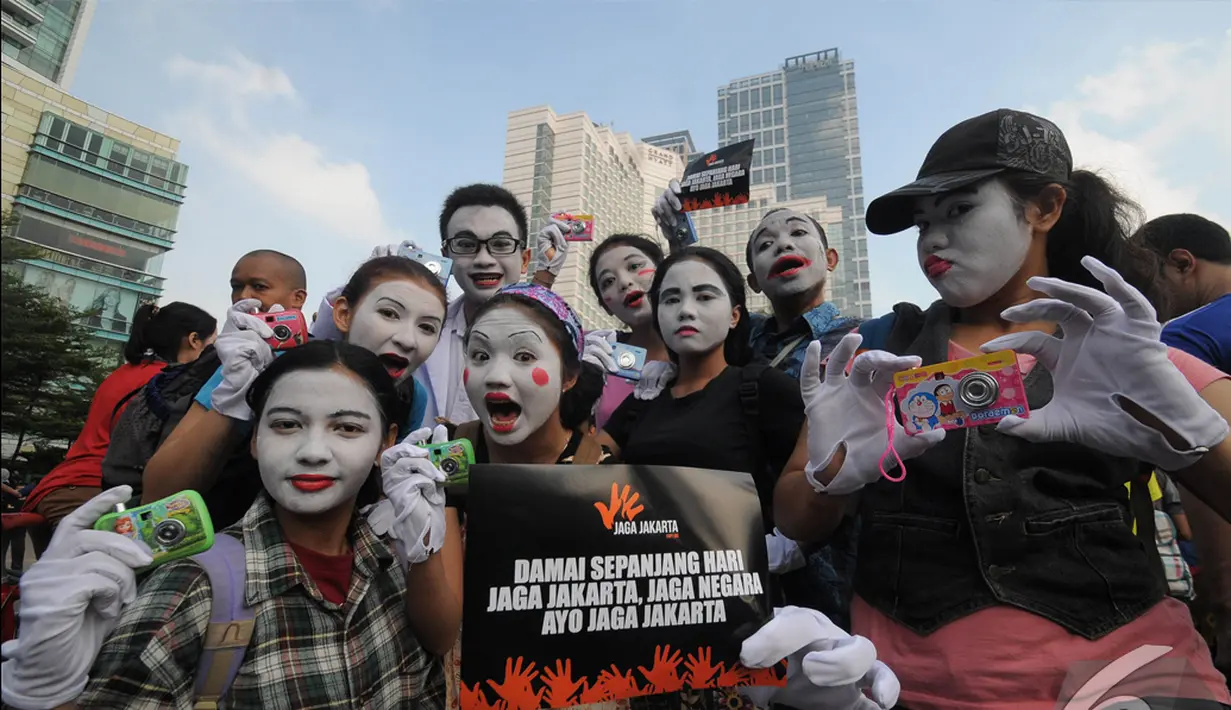 Puluhan orang menggelar aksi di kawasan Bunderan Hotel Indonesia (HI), Minggu (23/11/2014). (Liputan6.com/Herman Zakharia)