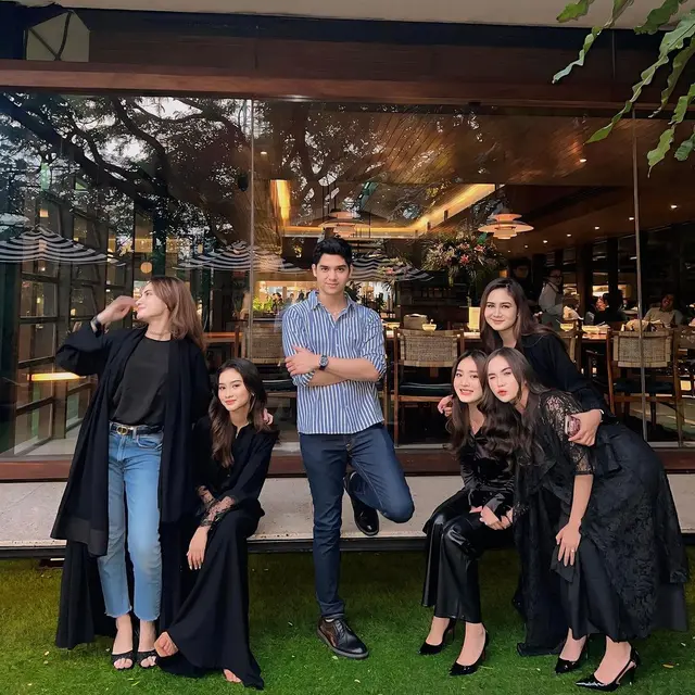 6 Gaya Bukber Pemain Little Mom, Al Ghazali Bak Dikelilingi Bidadari dari Natasha Wilona sampai Elina Joerg