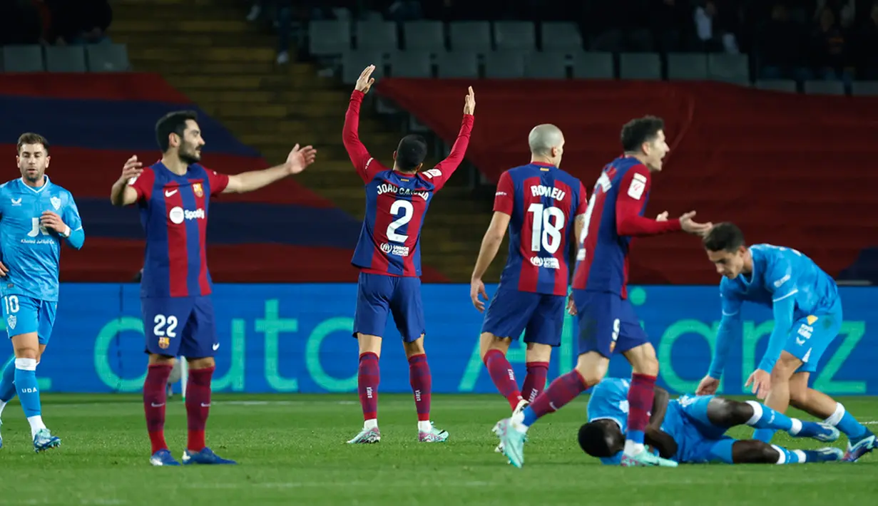 Almeria memberi perlawanan lewat gol Leo Baptistao di menit ke-41. Manfaatkan umpan terobosan Sergio Aribas, dia dengan mudah menyamakan skor jadi 1-1 usai mengecoh Inaki Pina. (AP Photo/Joan Monfort)