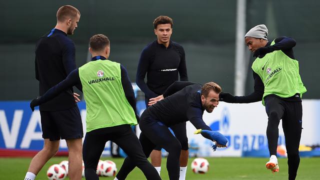 Keseruan Pemain Inggris Main Lempar-Lemparan Ayam Jelang Hadapi Kroasia