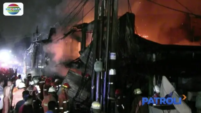 Belasan rumah di Pulogadung, Jakarta Timur, hangus terbakar. Kebakaran diduga karena puntung rokok.