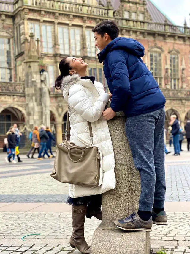 Bak Kakak Beradik, Ini 7 Potret Kebersamaan Maudy Koesnaedi dan Putranya