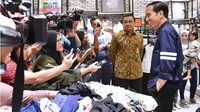 Presiden Joko Widodo mengunjungi Solo Square dan membeli baju. (Liputan6.com/Twitter Joko Widodo)