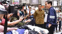 Gaya Jokowi saat Belanja Baju di Kampung Halaman