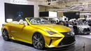 Tampilan mobil mewah keluaran Lexus yang dipamerkan dalam ajang Gaikindo Indonesia International Auto Show (GIIAS) 2017, di ICE, BSD, Tangerang Selatan, Kamis (10/8). (Liputan6.com/Angga Yuniar)