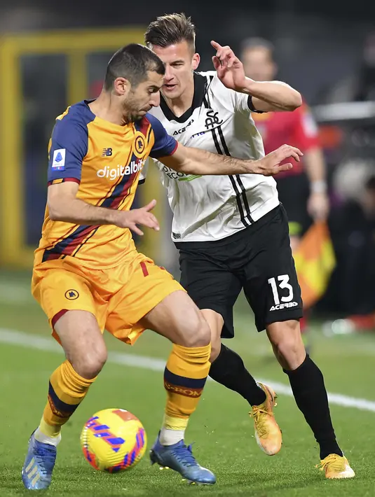 Gelandang AS Roma, Henrikh Mkhitaryan mengontrol bola dari kawalan pemain Spezia, Arkadiusz Reca pada pertandingan lanjutan Liga Serie A Italia di Stadion Alberto Picco di La Spezia, Italia, Senin (28/2/2022). AS Roma menang tipis atas Spezia 1-0. (Tano Pecoraro/LaPresse via AP)
