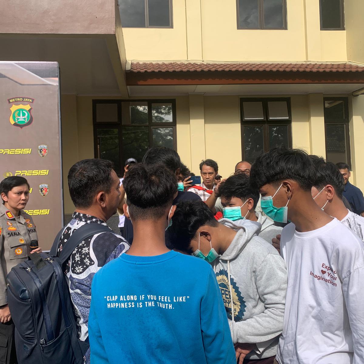 14 pelajar di pesanggrahan ditangkap cium tangan orang tua