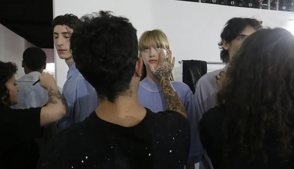Model saat dirias wajahnya di belakang panggung sebelum tampil membawakan busana koleksi Beira selama Sao Paulo Fashion Week di Sao Paulo, Brasil (16/10/2019). SPFW ke-48 akan berlangsung hingga 18 Oktober.  (AP Photo / Nelson Antoine)