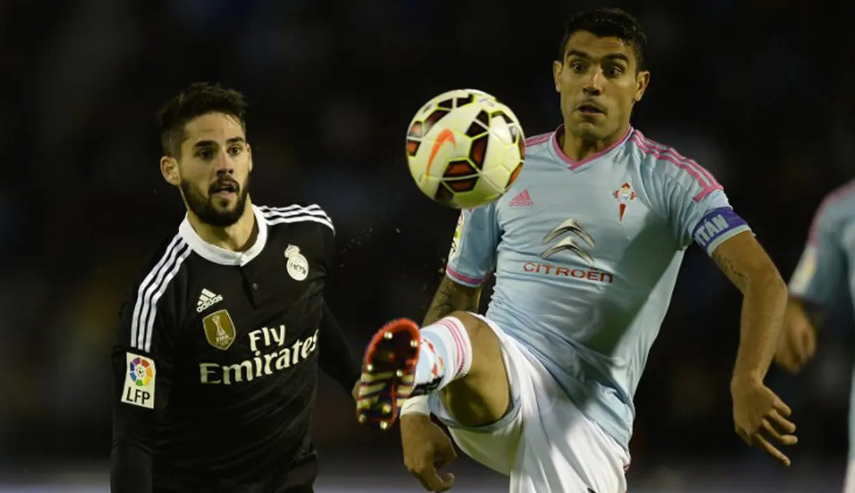 Gelandang Celta Vigo, Augusto Fernandez (kanan) berusaha mengontrol bola dari kejaran pemain real Madrid Isco pada laga Liga Spanyol di Stadion Balaidos , Spanyol, Senin (27/4/2015). Real Madrid menang 4-2 atas Celta Vigo. (AFP PHOTO/Miguel Riopa)