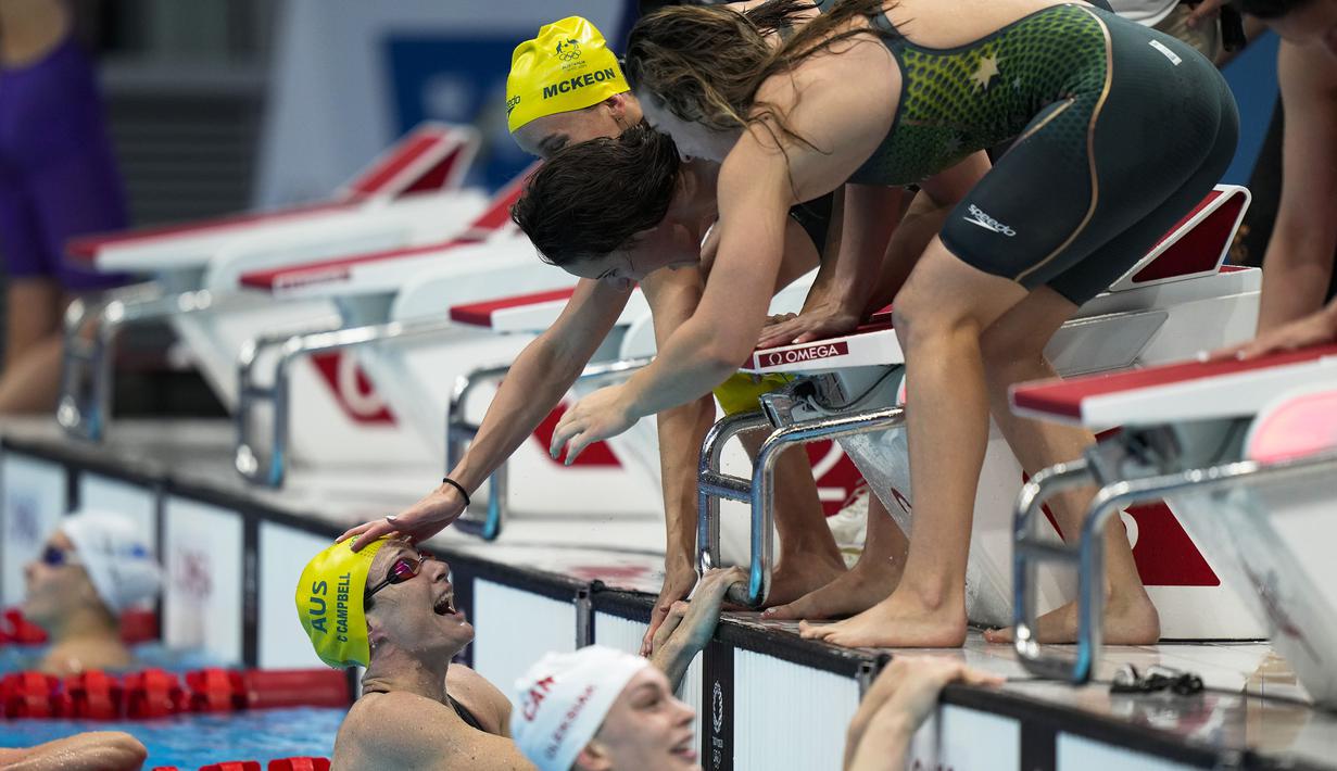 Tim putri Australia yang beranggotakan dua bersaudara Bronte dan Cate Campbell, kemudian Emma McKeon dan Meg Harris berhasil menyabet emas sekaligus mencatatkan rekor baru di nomor renang gaya bebas putri 4x100 meter. Mereka berhasil mecatatkan waktu 3 menit 29,69 detik. (Foto: AP/David Goldman)