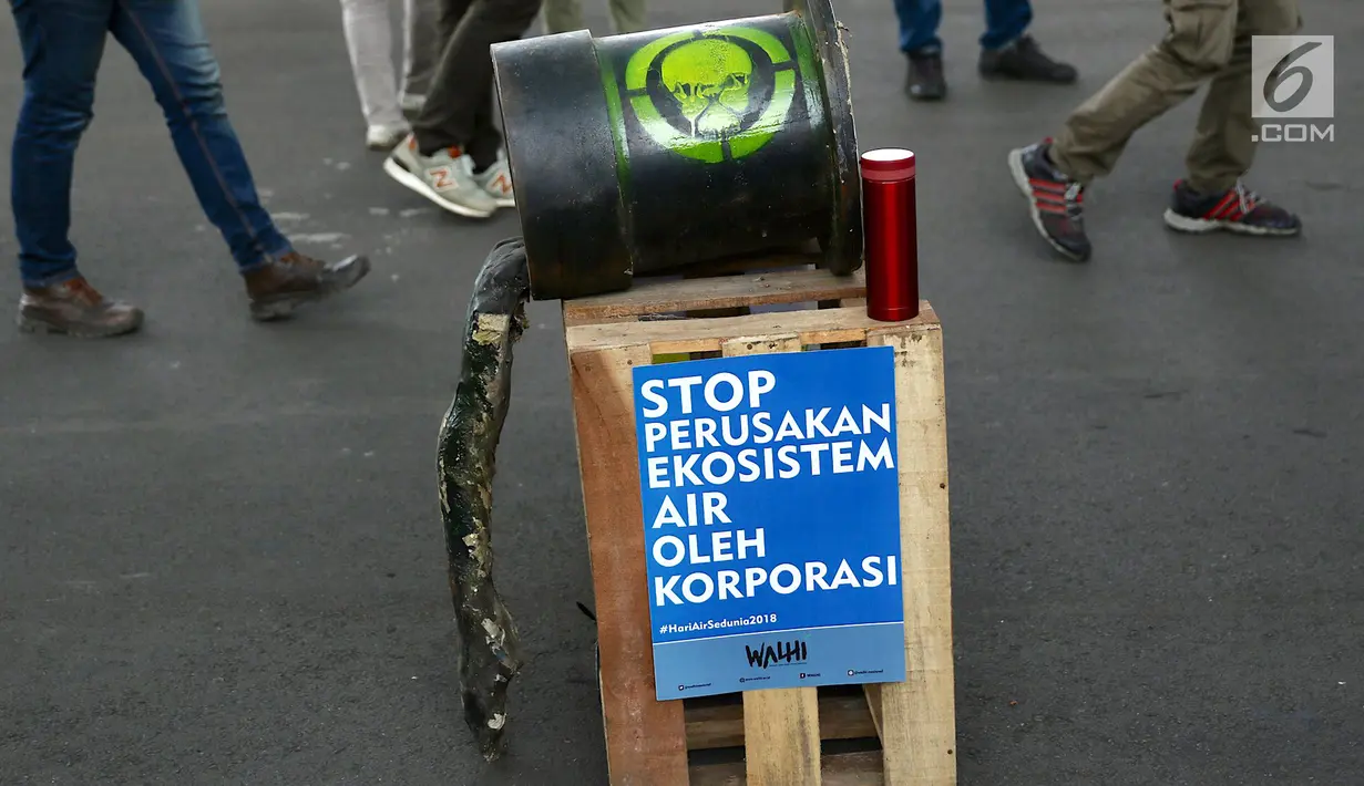 Poster aktivis Wahana Lingkungan Hidup (Walhi) saat menggelar aksi terkait Hari Air Sedunia di depan Istana Negara, Jakarta, Kamis (22/3). Tema yang diusung tahun ini adalah Nature for Water. (Liputan6.com/Immanuel Antonius)