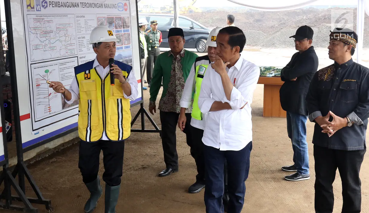 Presiden Joko Widodo (tengah) mendengarkan penjelasan saat meninjau proyek Terowongan Nanjung di Kabupaten Bandung, Jawa Barat, Minggu (10/3). Terowongan Nanjung ini akan mengurangi lama dan luas genangan pada musim hujan. (Liputan6.com/Angga Yuniar)