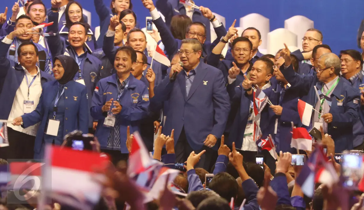 Presiden RI ke-6, Susilo Bambang Yudhoyono (SBY) membawakan lagu sebagai dukungan untuk pasangan calon gubernur nomer urut 1, Agus Yudhoyono dan Sylviana Murni, Jakarta, Selasa (7/2).(Liputan6.com/Helmi Afandi)