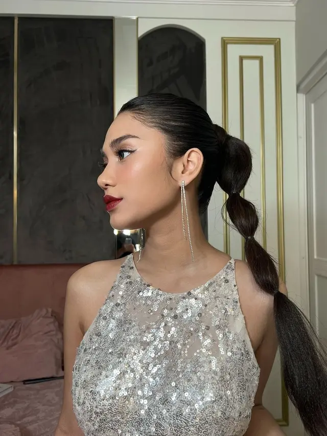 6 Pesona Glamor Azizah Salsha Kenakan Gaun Sequin Tanpa Lengan di Pesta Ulang Tahun ke-40 MUA Marlene Hariman