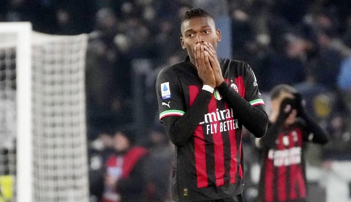 Pemain AC Milan, Rafael Leao, tampak kecewa usai gagal mencetak gol ke gawang Lazio pada laga Liga Italia di Stadion Olimpico, Roma,(24/1/2023). Rossoneri takluk empat gol tanpa balas. (AP Photo/Gregorio Borgia)