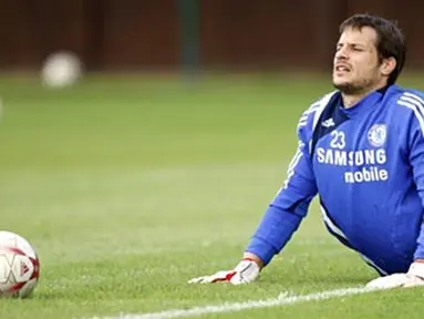 Chelsea&#039;s Italian goalkeeper Carlo Cudicini stretches during a practice session at the club&#039;s training facility in Cobham, south west London, on May 14, 2008. AFP PHOTO/Adrian Dennis 