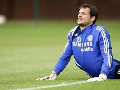Chelsea's Italian goalkeeper Carlo Cudicini stretches during a practice session at the club's training facility in Cobham, south west London, on May 14, 2008. AFP PHOTO/Adrian Dennis 